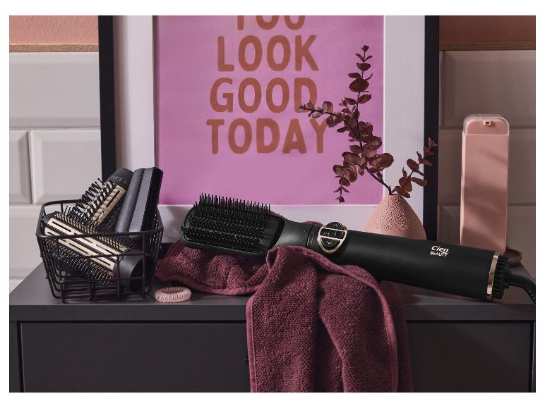 Fén-kartáč Cien Beauty na koupelnové skříňce.