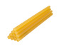 Balíček žlutých tyčinek tavného lepidla.