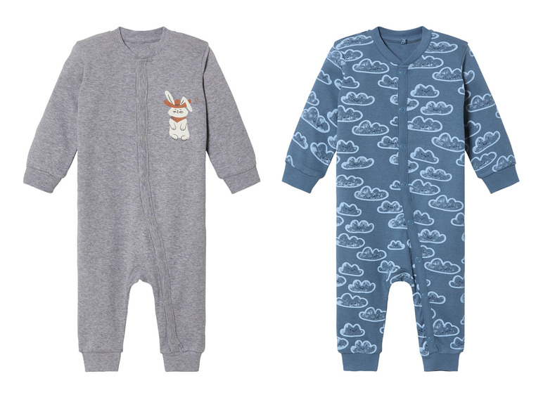 Dvě body pro miminka, jedno šedé s obrázkem králíčka a jedno modré s mraky.