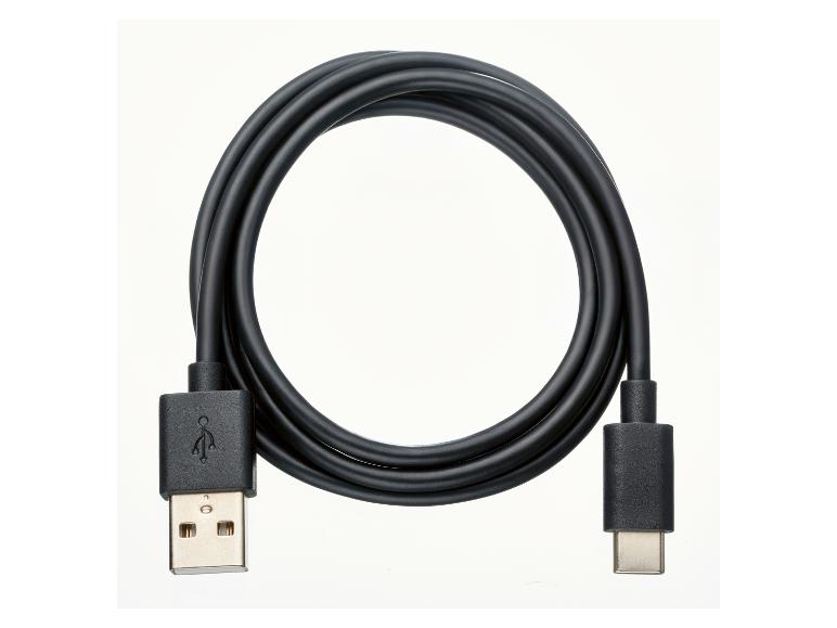 Černý USB kabel s konektory USB-A a USB-C, stočený do kruhu.