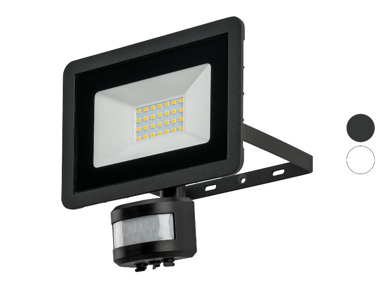 Černý LED reflektor s pohybovým senzorem, viditelné LED diody.