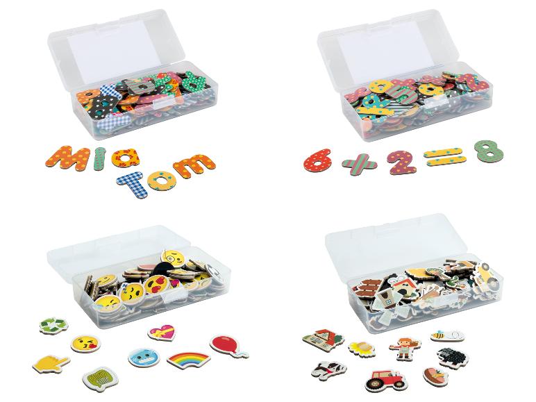 Magnetické písmena, čísla a emoji v úložných boxech.