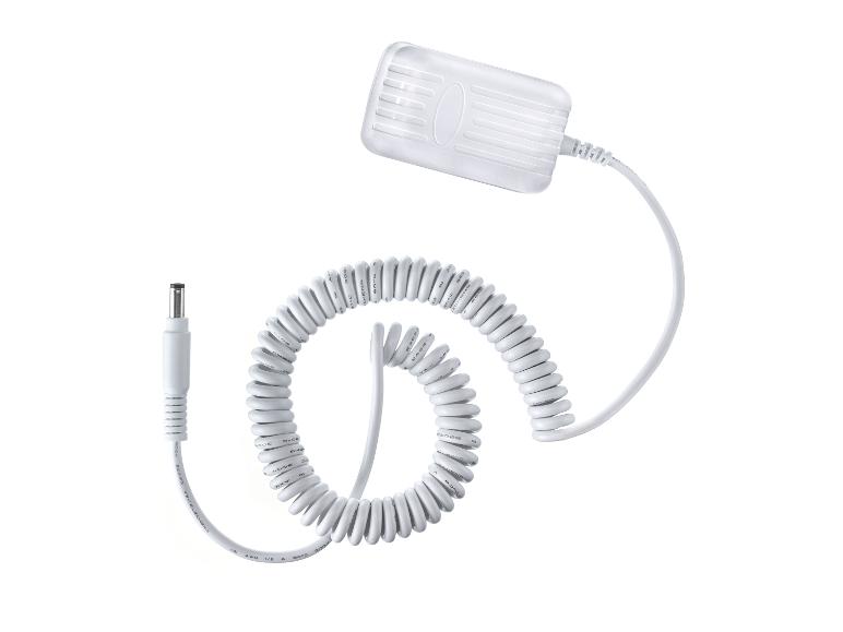 Bílá nabíječka se spirálovým kabelem a DC konektorem.