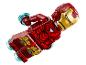LEGO Iron Man minifigurka, červená a zlatá, s modrými tryskami, letící.