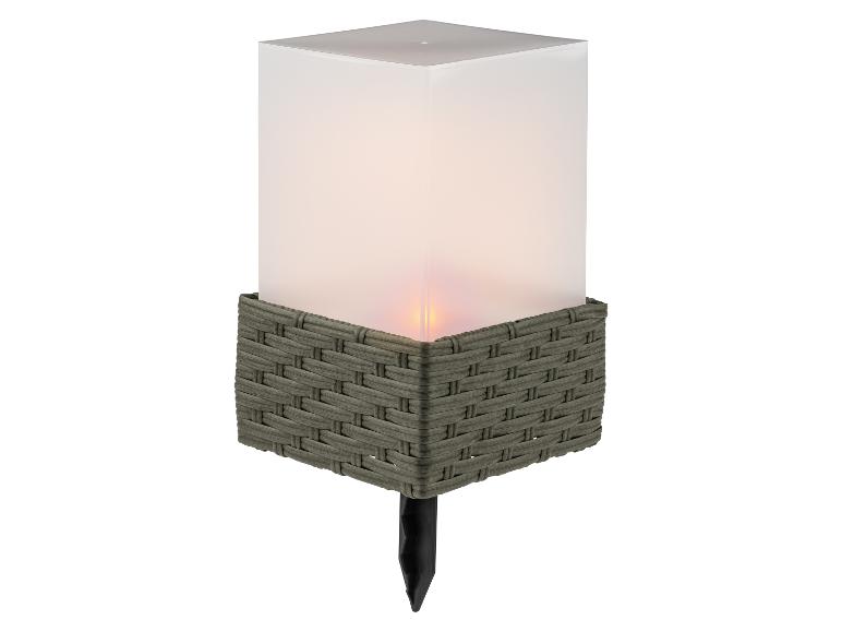 Solární zahradní lampa s proutěným designem a efektem plamene.