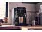 Plně automatický kávovar s šálkem latte na kuchyňské lince.