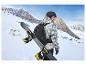 Muž v horách se snowboardovou deskou a batohem