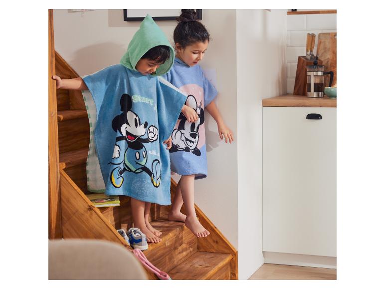 Děti v koupacích ponchech s Mickey Mouse.