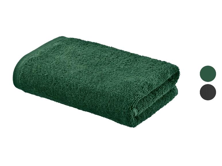 Tmavě zelený ručník, složený