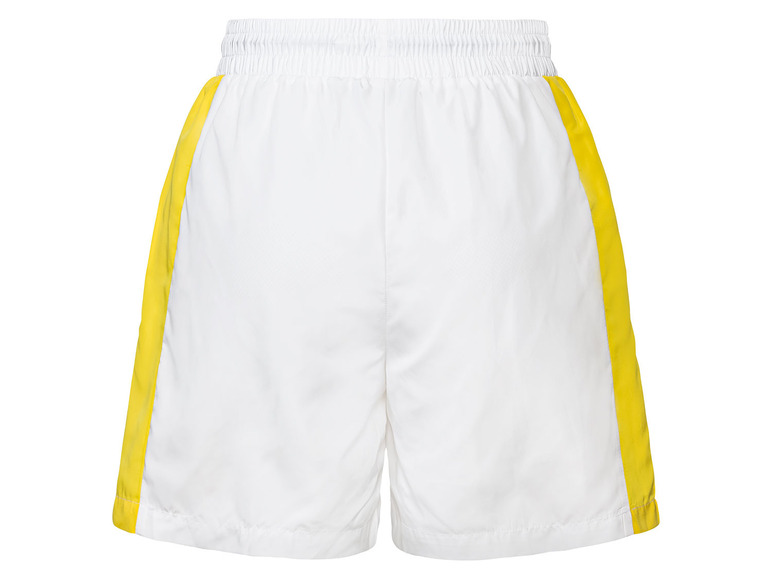 Bílé šortky se žlutými pruhy.