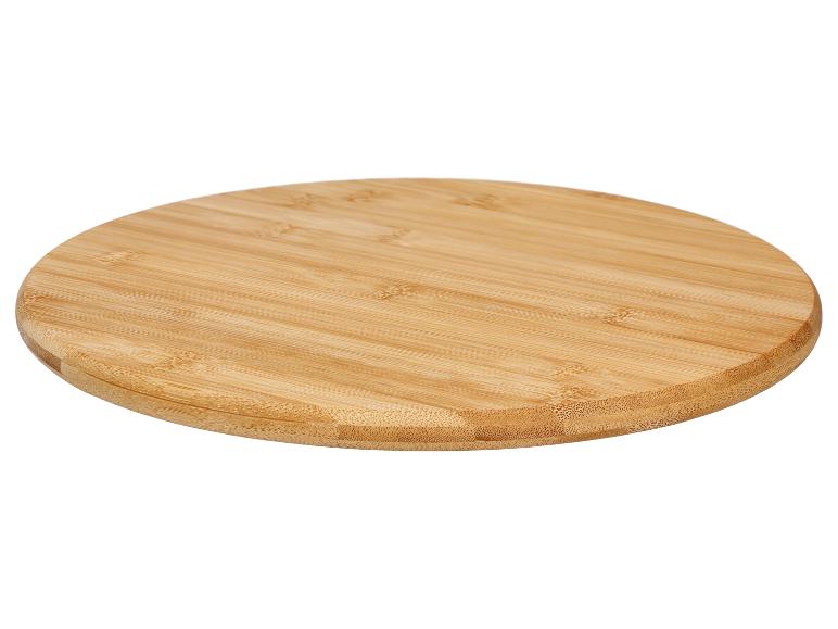Kulaté bambusové prkénko nebo servírovací tác na bílém pozadí.