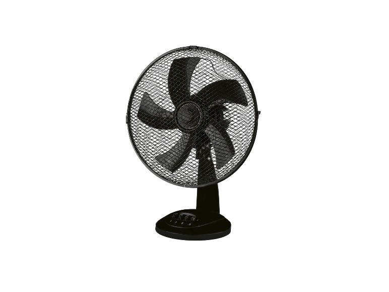 Černý stolní ventilátor s ochrannou mřížkou.