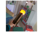 Ruka drží lampu ve tvaru pochodně z hry Minecraft.