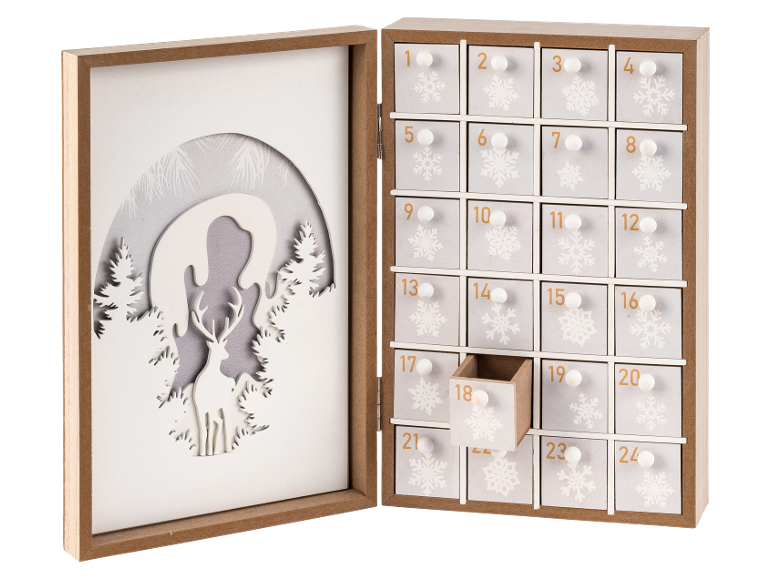 Dřevěný adventní kalendář s 24 zásuvkami a zimním dekorem jelena.