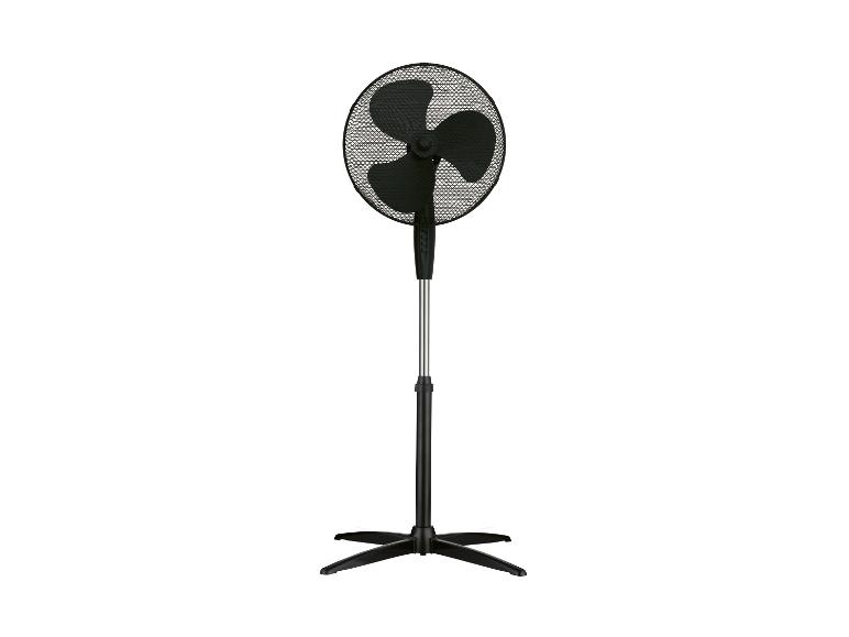 Černý stojanový ventilátor se třemi lopatkami a kulatou mřížkou.