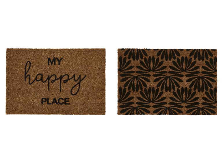 Dvě hnědé kokosové rohožky, jedna s textem „MY happy PLACE“, druhá s černým květinovým vzorem.