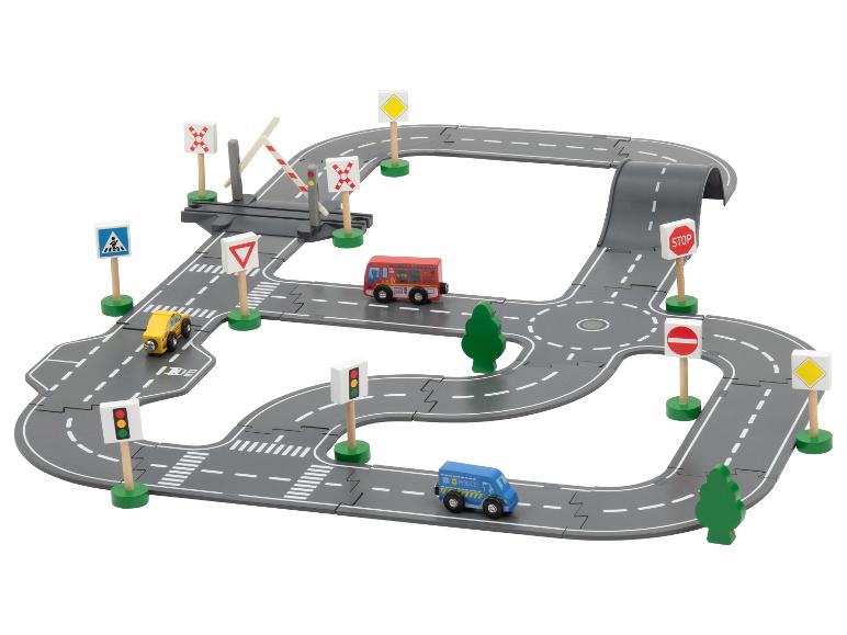 Dřevěná silniční herní sada s vozidly a dopravními značkami.