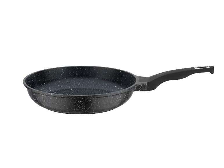 Černá pánev s černou rukojetí