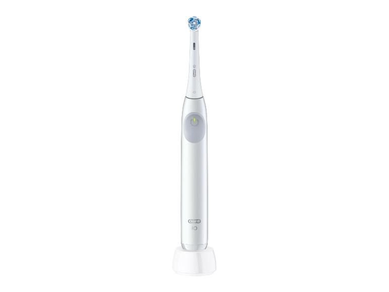 Bílý elektrický kartáček na zuby Oral-B iO na nabíječce.