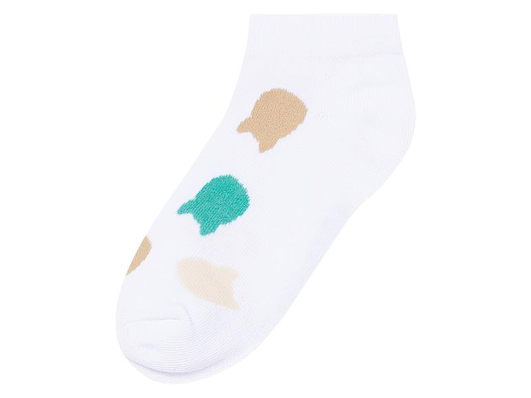 Bílé ponožky s barevnými vzory.
