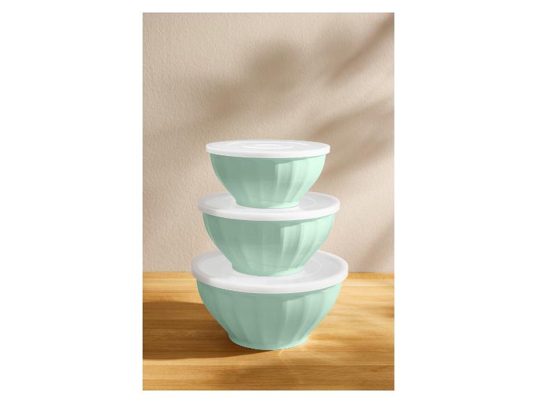 Sada tří zelených misek s bílými víčky.