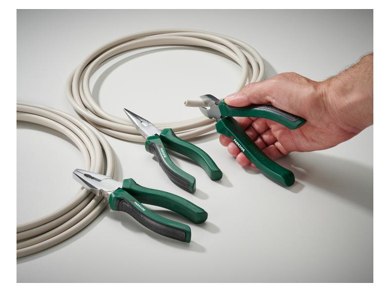 Sada kleští Parkside s kabely, jedny kleště drží ruka.