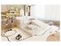 Dětský pokoj s modulární pohovkou, dřevěnými hračkami a knihovnou s dekoracemi.