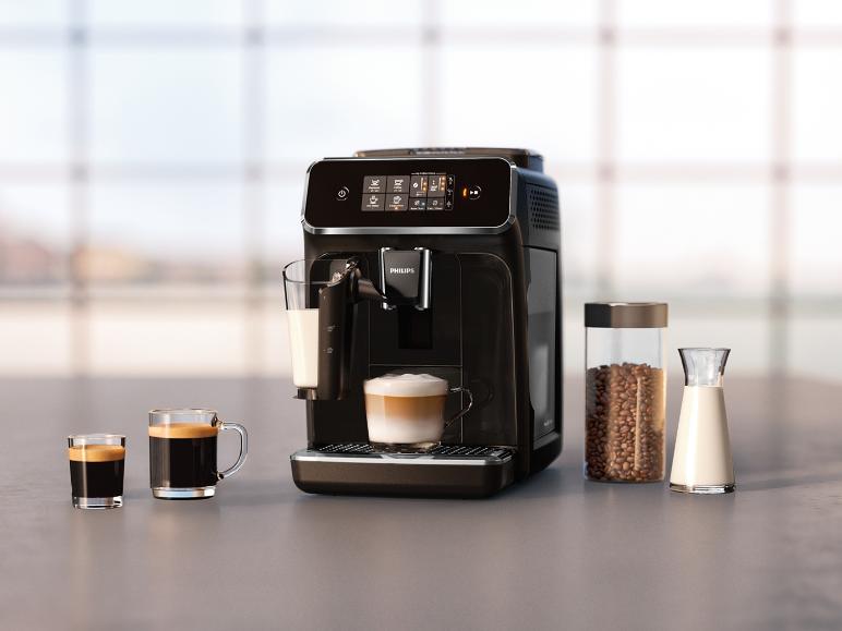 Kávovar Philips s šálkem cappuccina, espressa a kávovými zrny.