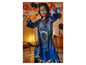 Dítě v děsivém kostýmu na Halloween se skeletovou maskou.