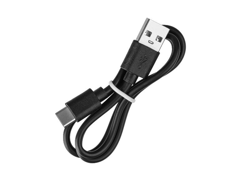 Černý nabíjecí kabel USB-C na USB-A, stočený a zajištěný bílou páskou.