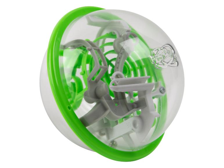 3D bludiště ve stylu Perplexus se zelenými a bílými dráhami uvnitř průhledné koule.