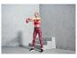 Žena v růžové sportovní podprsence a legínách s leopardím vzorem s růžovou kettlebell