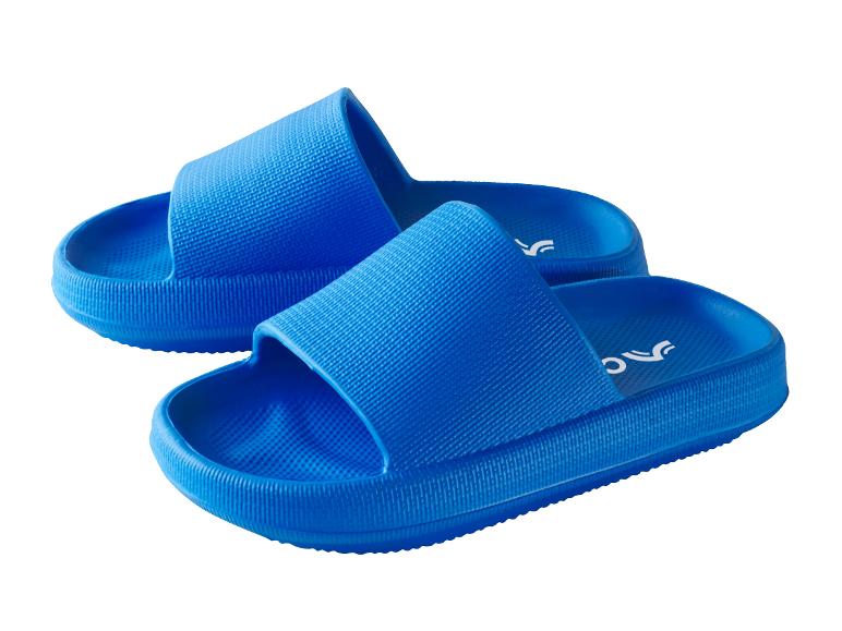 Pár modrých gumových pantoflí.