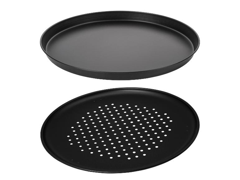 Černá pizza forma a perforovaný plech.