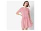 Světle růžové šaty, ležérní styl.
