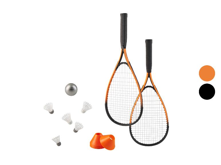 Sada dvou oranžových a černých badmintonových raket, stříbrného míčku, košíčků a oranžových kuželů.