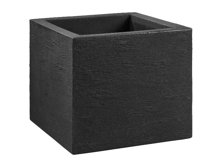 Černý čtvercový květináč s hrubou texturou.