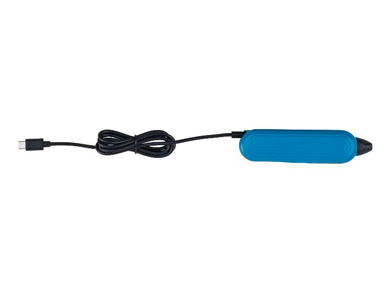 Modré 3D pero se stočeným černým USB-C kabelem.