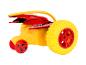 Žluté a červené hračkářské auto s velkými koly.