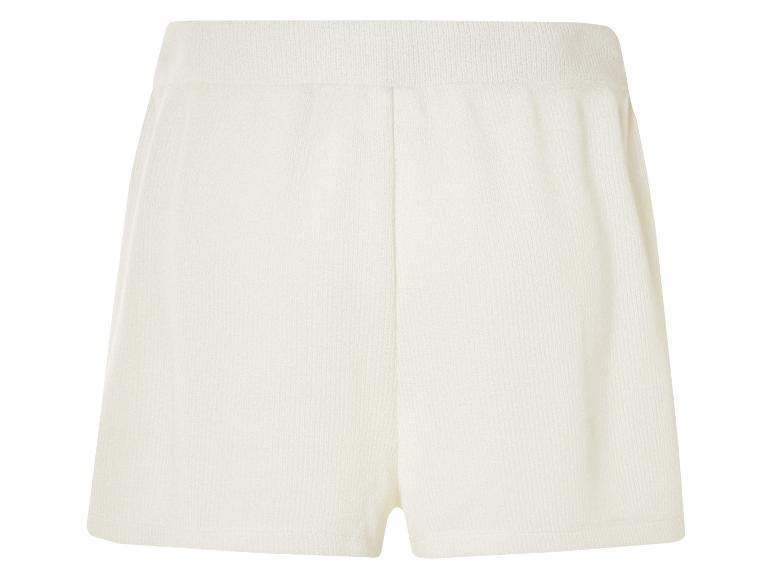 Bílé žebrované šortky.