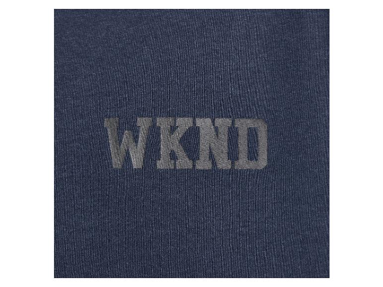 Tmavě modré tričko s reliéfním textem „WKND“.