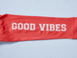 Růžové tričko s nápisem 'Good Vibes'.