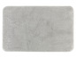 Šedý plyšový koupelnový koberec.