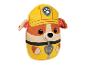 Žlutá plyšová hračka Paw Patrol s pracovním oblečením a helmou.