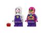 Dvě LEGO minifigurky, Spider-Gwen a postava s růžovou helmou, s malým červeným pavoučím dronem.