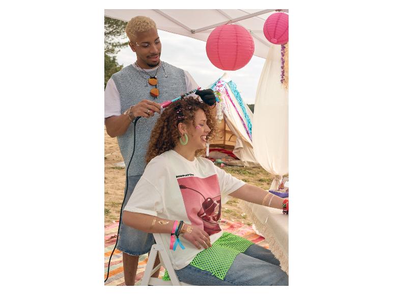 Festivalový účes: kulma na vlnění vlasů. Oblečení Manhattan.