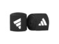 Dva černé obvazy Adidas na ruce na box nebo kickbox.