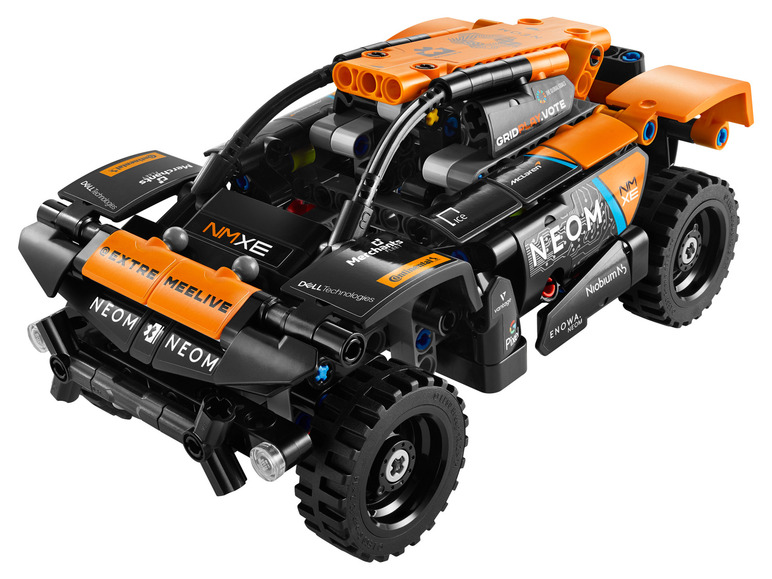 Oranžové a černé závodní auto LEGO Technic s různými sponzory.