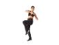 Žena v černém sportovním topu a kalhotách cvičí tai chi.