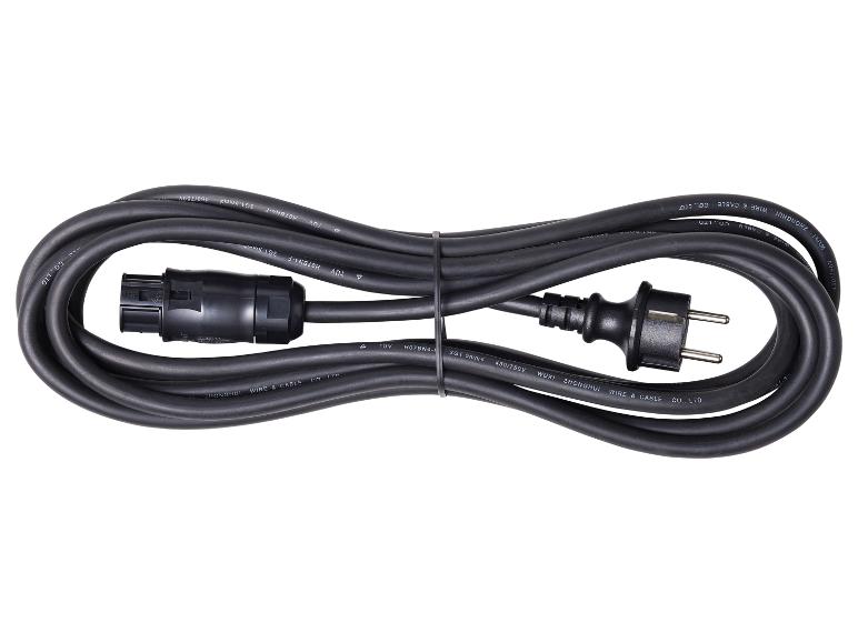 Černý elektrický kabel se zástrčkou a schuko zásuvkou.